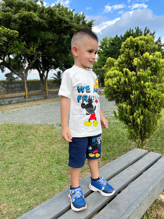 Conjuntos que capturan miradas y elevan su esencia desde el primer paso. Con diseños únicos para niños con actitud, estilo y personalidad propia.