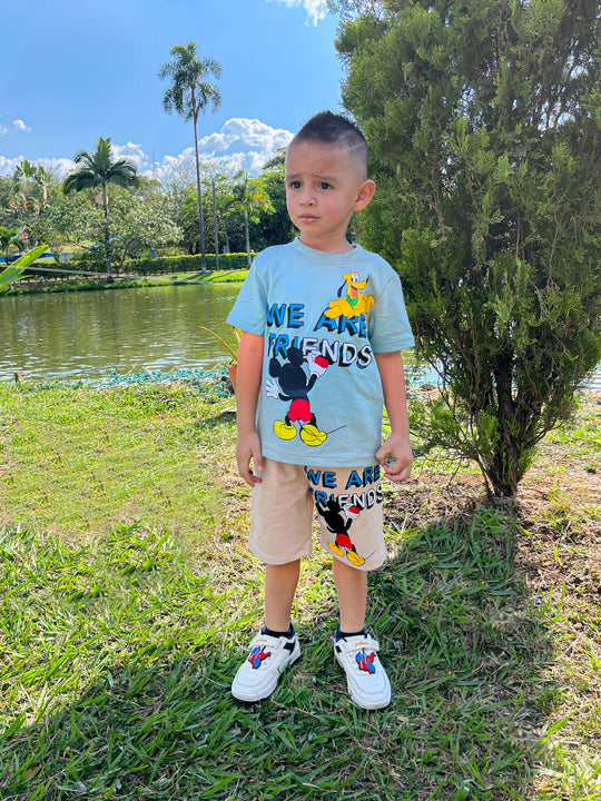 Conjuntos que capturan miradas y elevan su esencia desde el primer paso. Con diseños únicos para niños con actitud, estilo y personalidad propia.