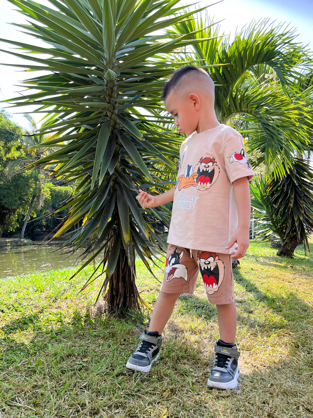 Conjuntos que capturan miradas y elevan su esencia desde el primer paso. Con diseños únicos para niños con actitud, estilo y personalidad propia.