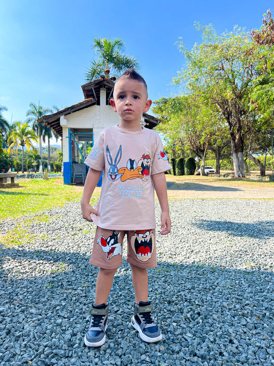 Conjuntos que capturan miradas y elevan su esencia desde el primer paso. Con diseños únicos para niños con actitud, estilo y personalidad propia.