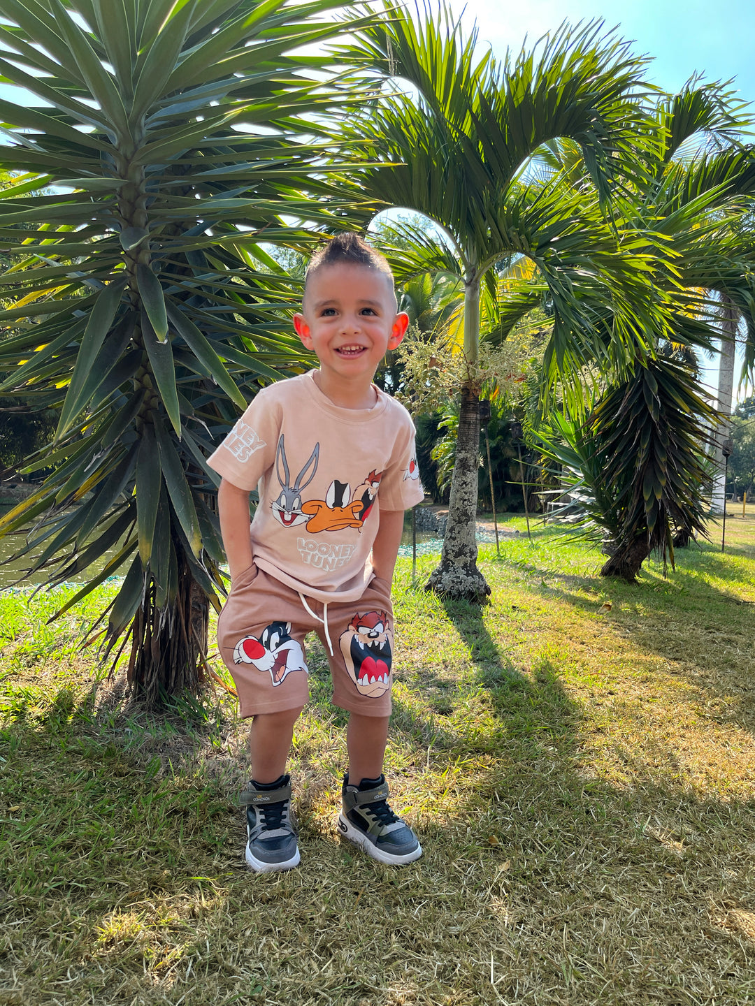Conjuntos que capturan miradas y elevan su esencia desde el primer paso. Con diseños únicos para niños con actitud, estilo y personalidad propia.