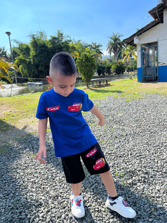 Conjuntos que capturan miradas y elevan su esencia desde el primer paso. Con diseños únicos para niños con actitud, estilo y personalidad propia.