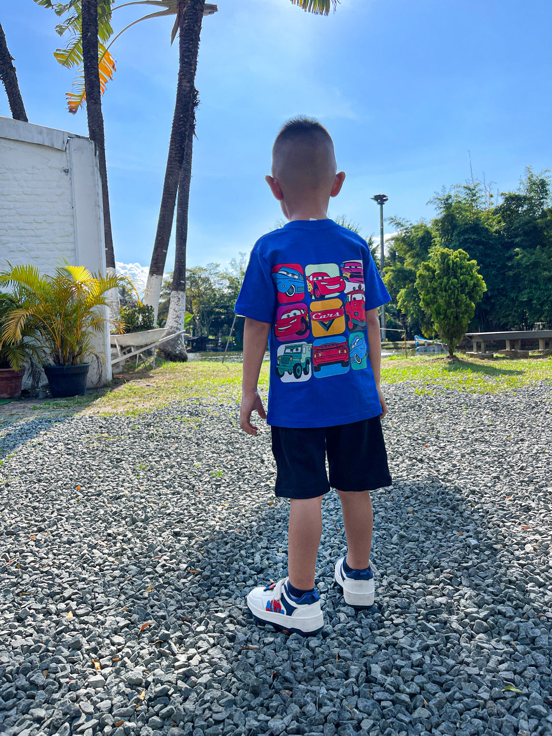 Conjuntos que capturan miradas y elevan su esencia desde el primer paso. Con diseños únicos para niños con actitud, estilo y personalidad propia.