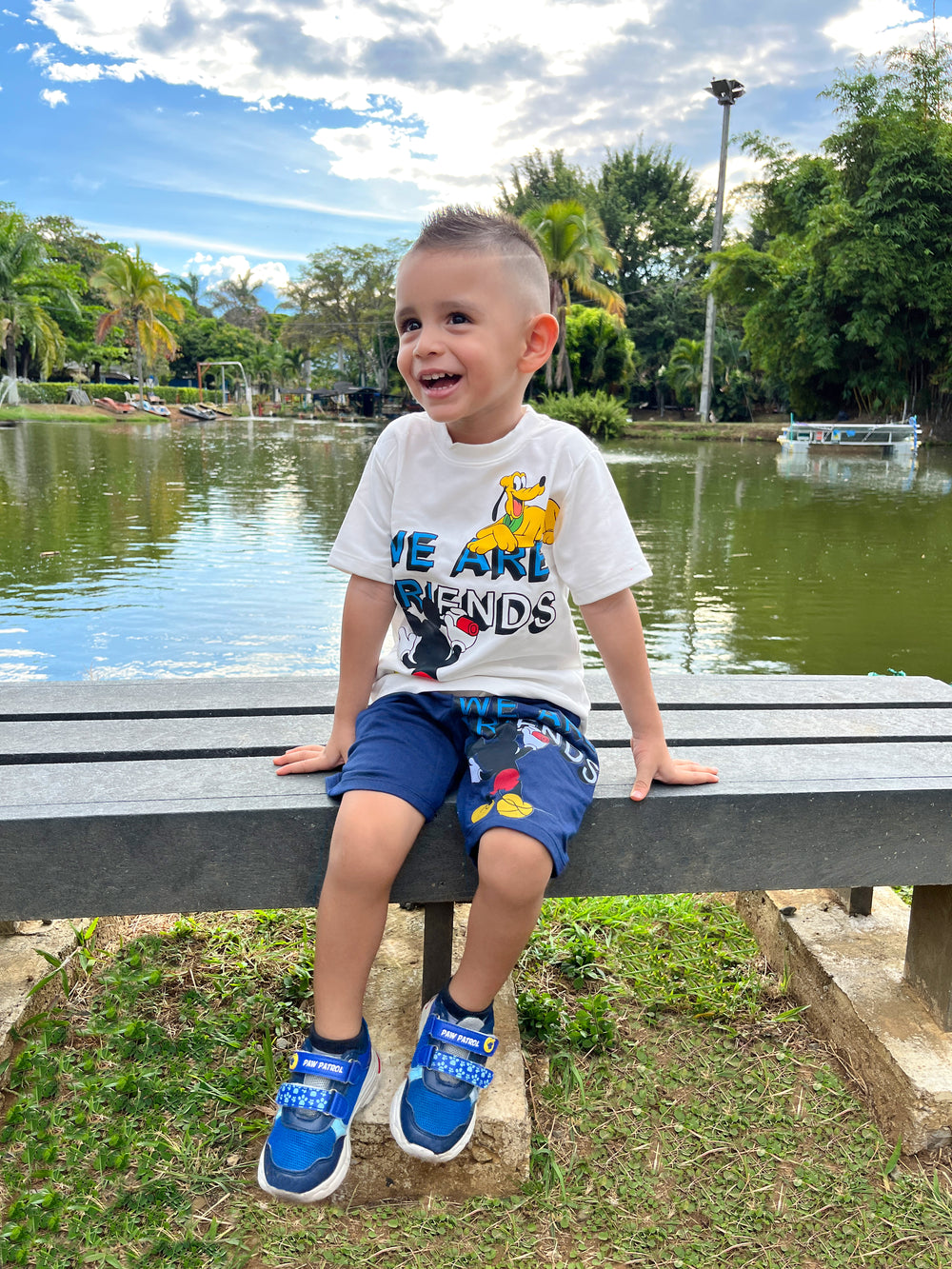 Conjuntos que capturan miradas y elevan su esencia desde el primer paso. Con diseños únicos para niños con actitud, estilo y personalidad propia.