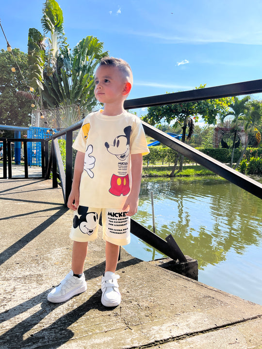 Conjuntos que capturan miradas y elevan su esencia desde el primer paso. Con diseños únicos para niños con actitud, estilo y personalidad propia.