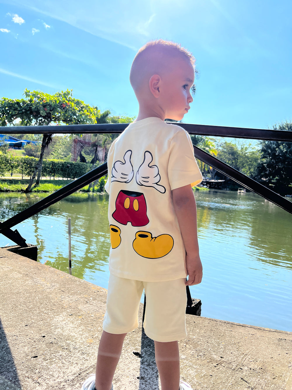Conjuntos que capturan miradas y elevan su esencia desde el primer paso. Con diseños únicos para niños con actitud, estilo y personalidad propia.
