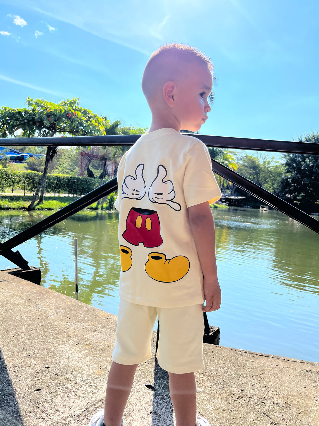 Conjuntos que capturan miradas y elevan su esencia desde el primer paso. Con diseños únicos para niños con actitud, estilo y personalidad propia.