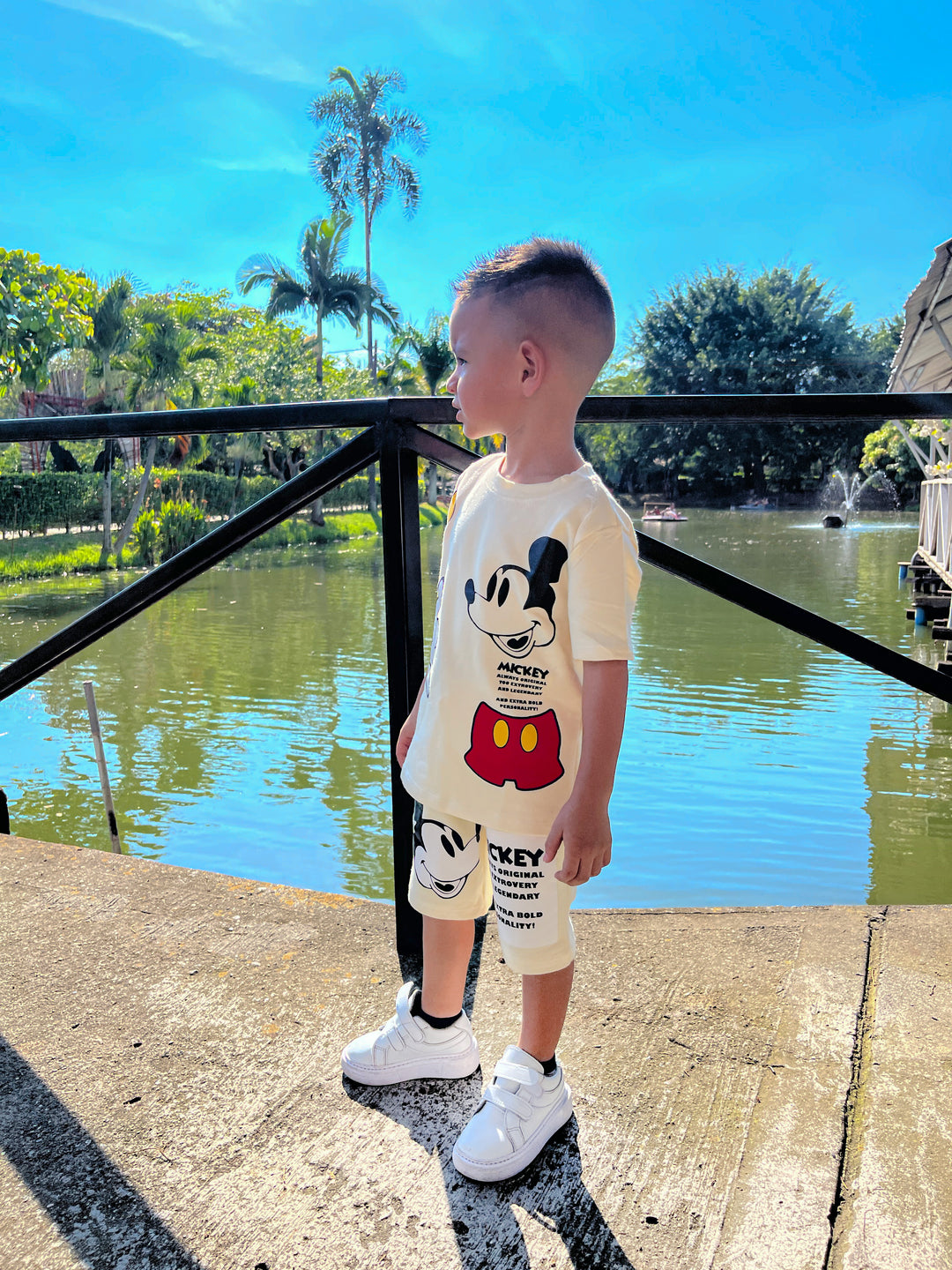 Conjuntos que capturan miradas y elevan su esencia desde el primer paso. Con diseños únicos para niños con actitud, estilo y personalidad propia.