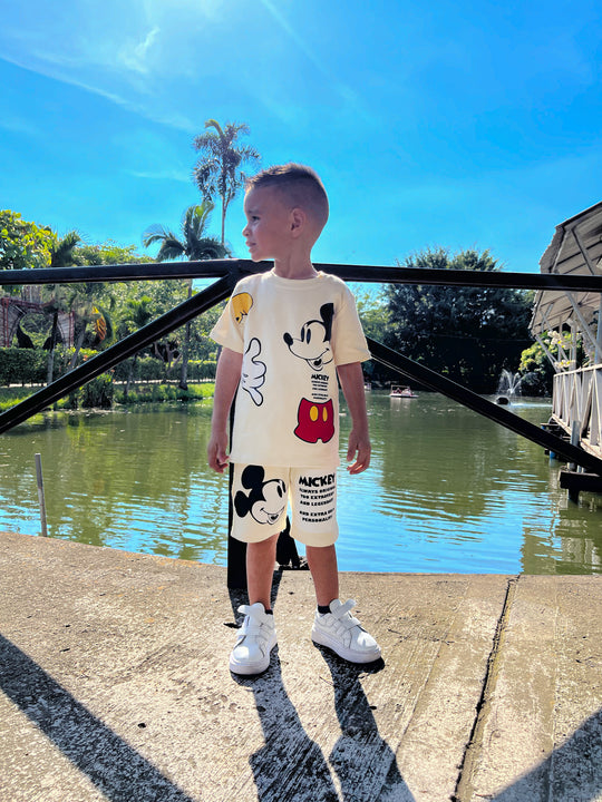 Conjuntos que capturan miradas y elevan su esencia desde el primer paso. Con diseños únicos para niños con actitud, estilo y personalidad propia.