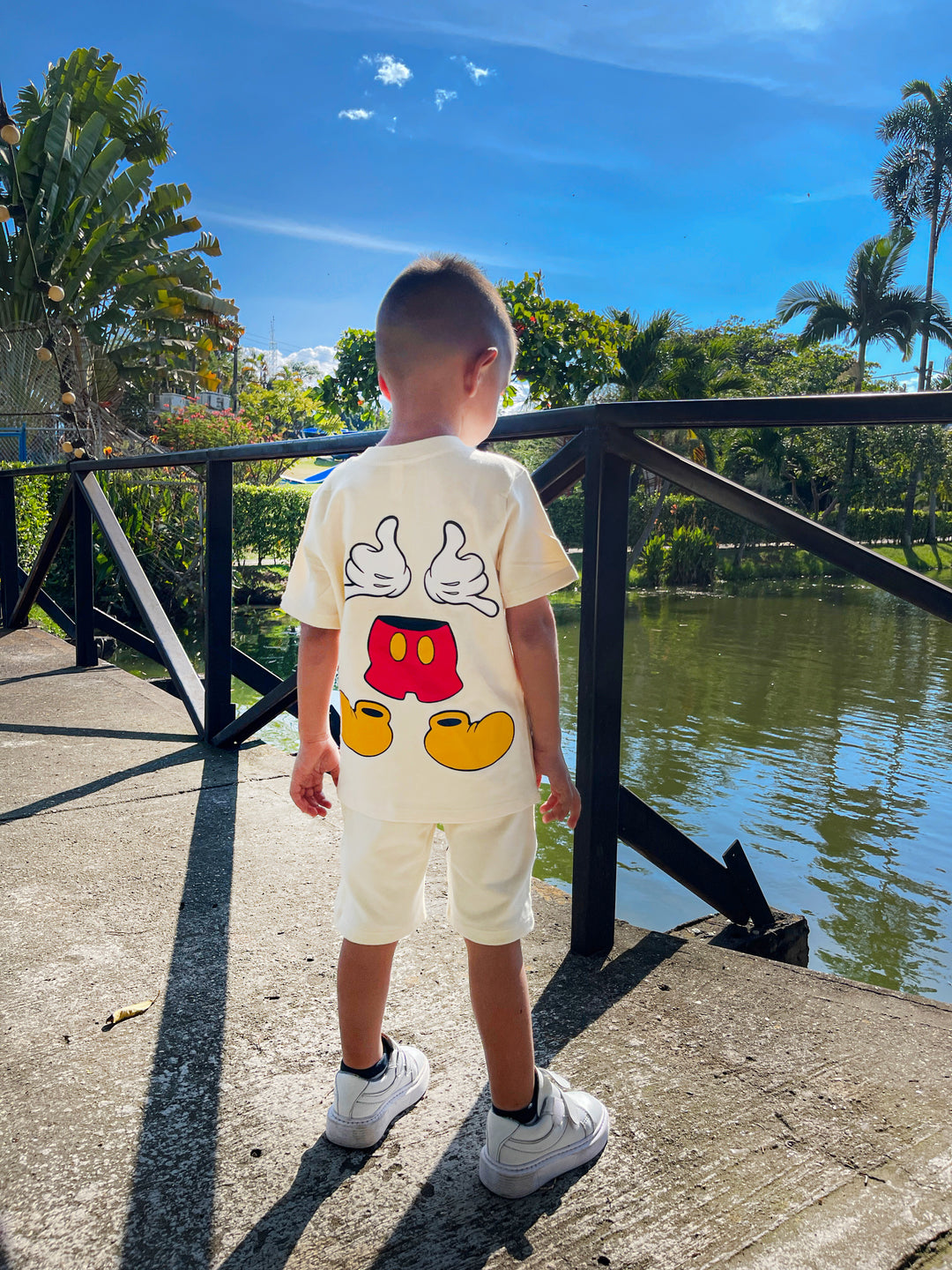 Conjuntos que capturan miradas y elevan su esencia desde el primer paso. Con diseños únicos para niños con actitud, estilo y personalidad propia.