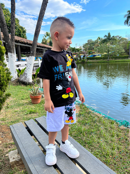 Conjuntos que capturan miradas y elevan su esencia desde el primer paso. Con diseños únicos para niños con actitud, estilo y personalidad propia.