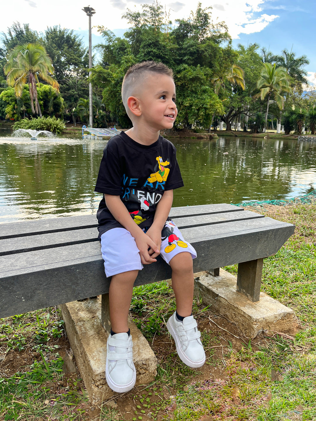 Conjuntos que capturan miradas y elevan su esencia desde el primer paso. Con diseños únicos para niños con actitud, estilo y personalidad propia.