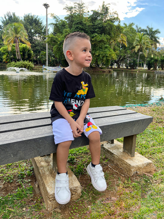 Conjuntos que capturan miradas y elevan su esencia desde el primer paso. Con diseños únicos para niños con actitud, estilo y personalidad propia.