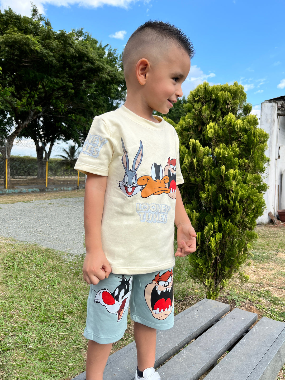 Conjuntos que capturan miradas y elevan su esencia desde el primer paso. Con diseños únicos para niños con actitud, estilo y personalidad propia.