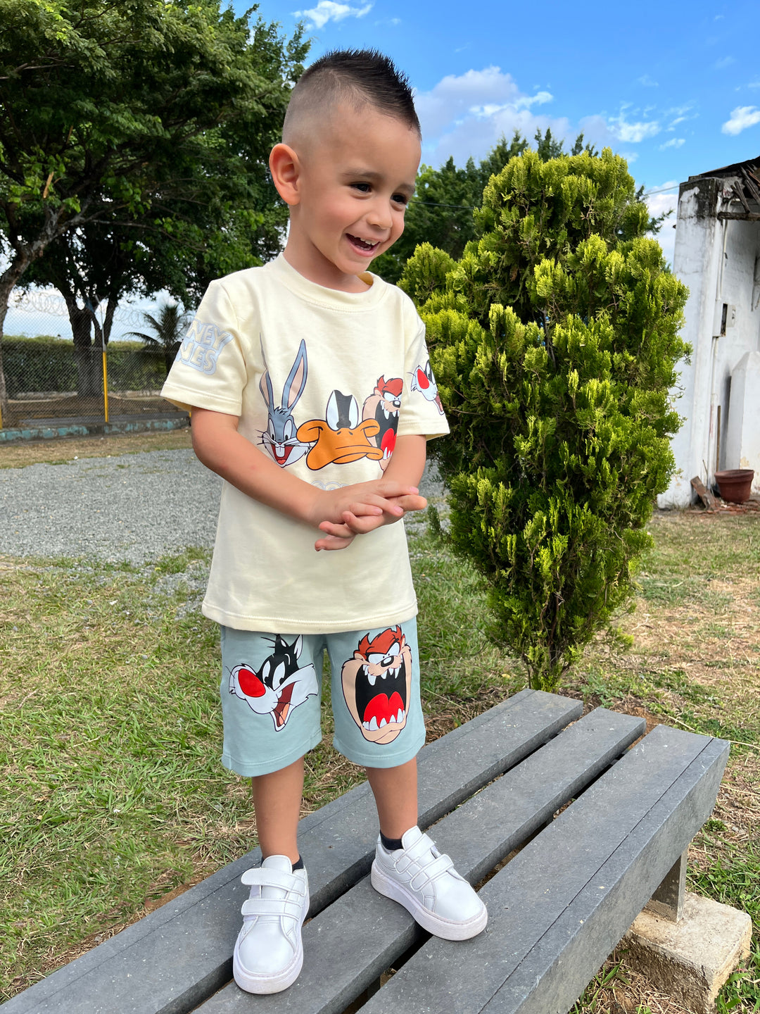 Conjuntos que capturan miradas y elevan su esencia desde el primer paso. Con diseños únicos para niños con actitud, estilo y personalidad propia.