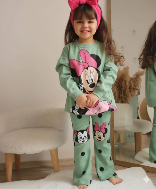 Haz que cada día de tu peque sea mágica con Mickey, Daisy y Kuromi en su outfit. Una vez que los tenga puestos todos notaran cuando llegue.