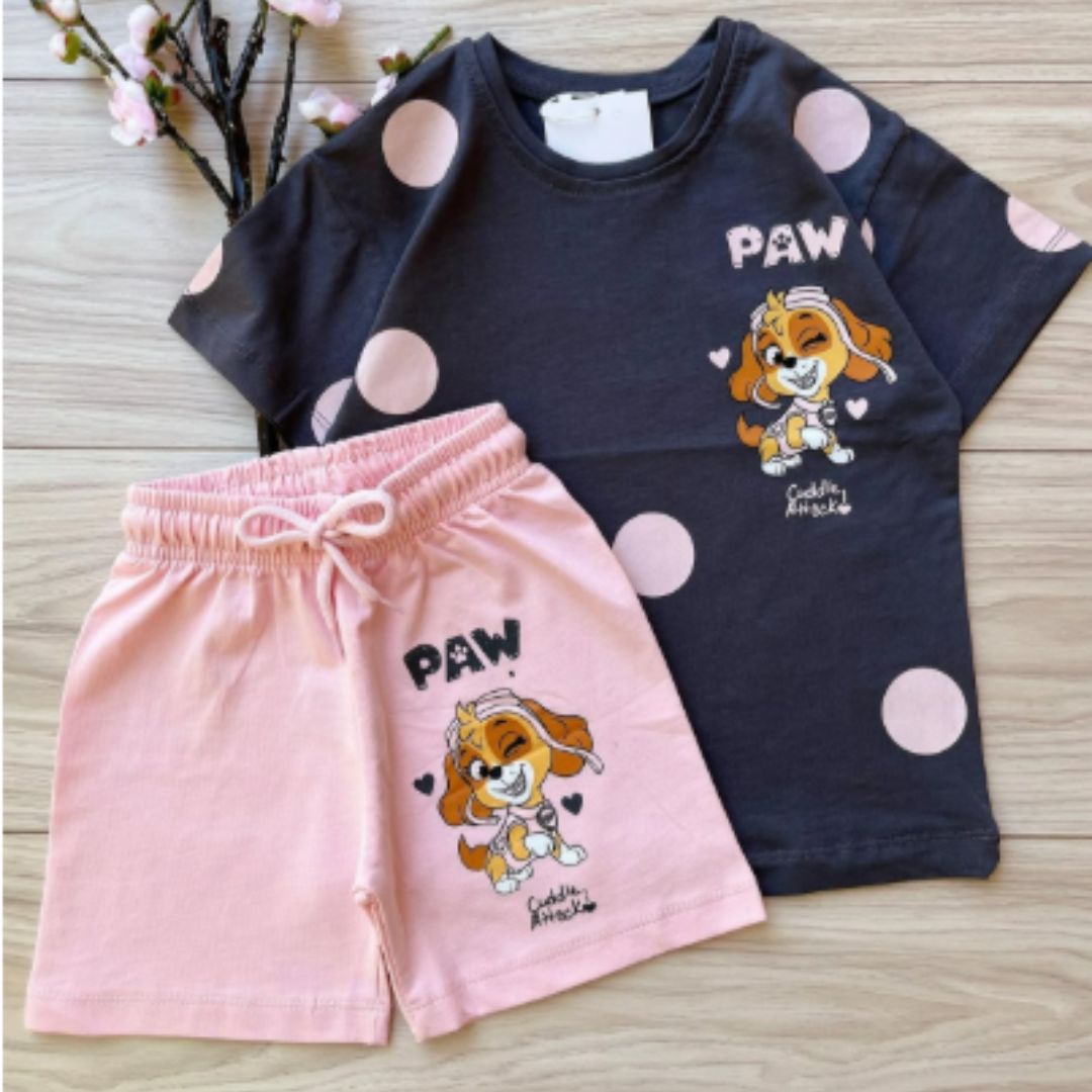 Conjuntos que capturan miradas y elevan su esencia desde el primer paso. Con diseños únicos para niños con actitud, estilo y personalidad propia.
