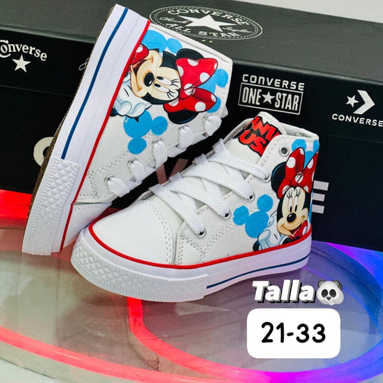 Dale a tu pequeña la exclusividad y estilo que merece con la magia de Mickey en sus pies.