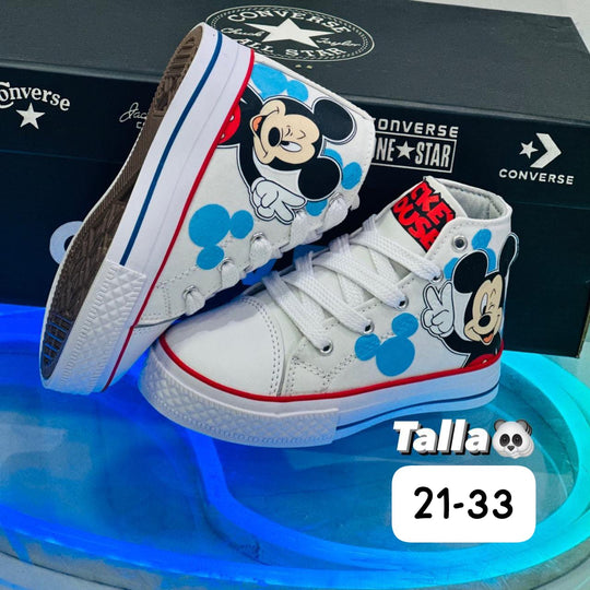 Dale a tu pequeña la exclusividad y estilo que merece con la magia de Mickey en sus pies.