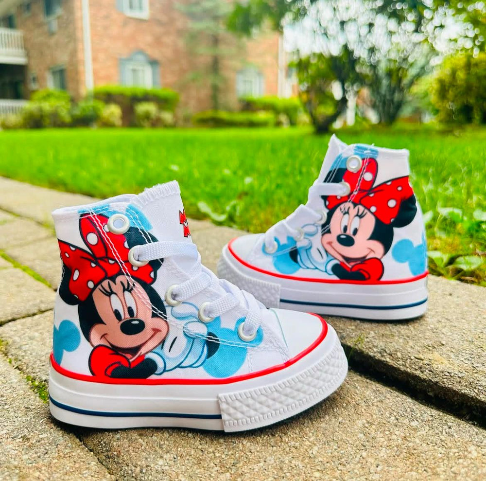 Dale a tu pequeña la exclusividad y estilo que merece con la magia de Mickey en sus pies.