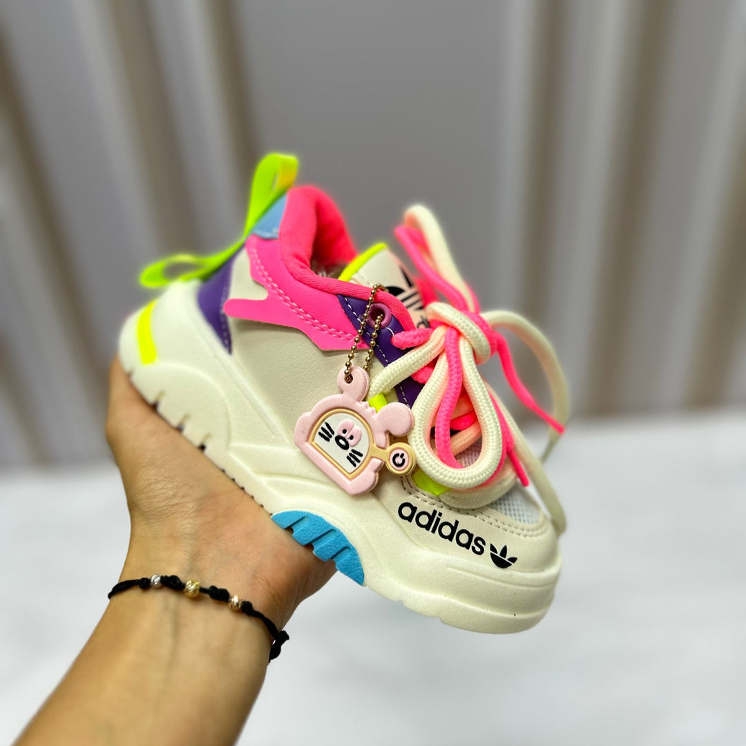Ilumina su camino y cuida sus pies con los Tenis de luz LED y soporte óptimo para niñas activas. 😍Jamás olvidaras su cara de felicidad y agradecimiento.😍