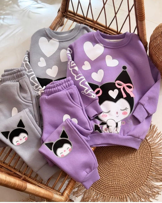 Comodidad total, estilo único y la magia de Kuromi... ¡Todo en un solo conjunto para tu peque!