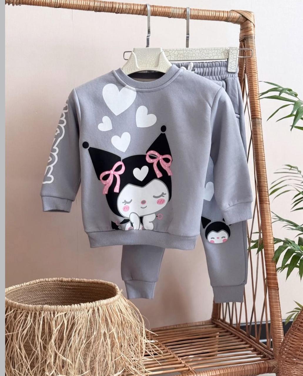 Comodidad total, estilo único y la magia de Kuromi... ¡Todo en un solo conjunto para tu peque!