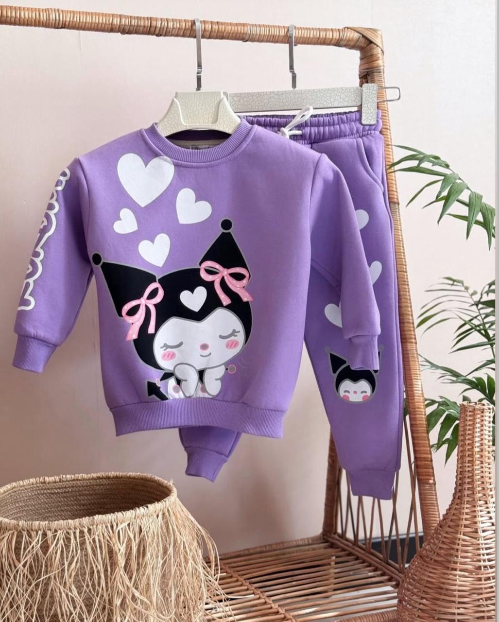 Comodidad total, estilo único y la magia de Kuromi... ¡Todo en un solo conjunto para tu peque!