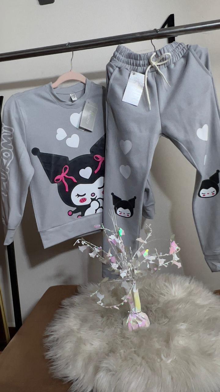 Comodidad total, estilo único y la magia de Kuromi... ¡Todo en un solo conjunto para tu peque!