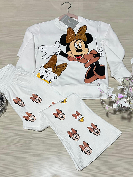 Vístela como sueña, muéstrala como merece: Conjuntos Deportivos Elegantes De Disney para que brille en cada paso.