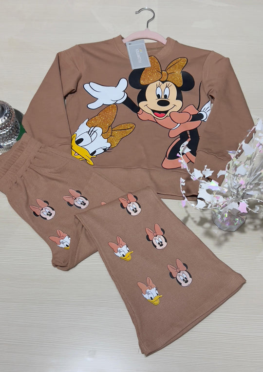 Vístela como sueña, muéstrala como merece: Conjuntos Deportivos Elegantes De Disney para que brille en cada paso.