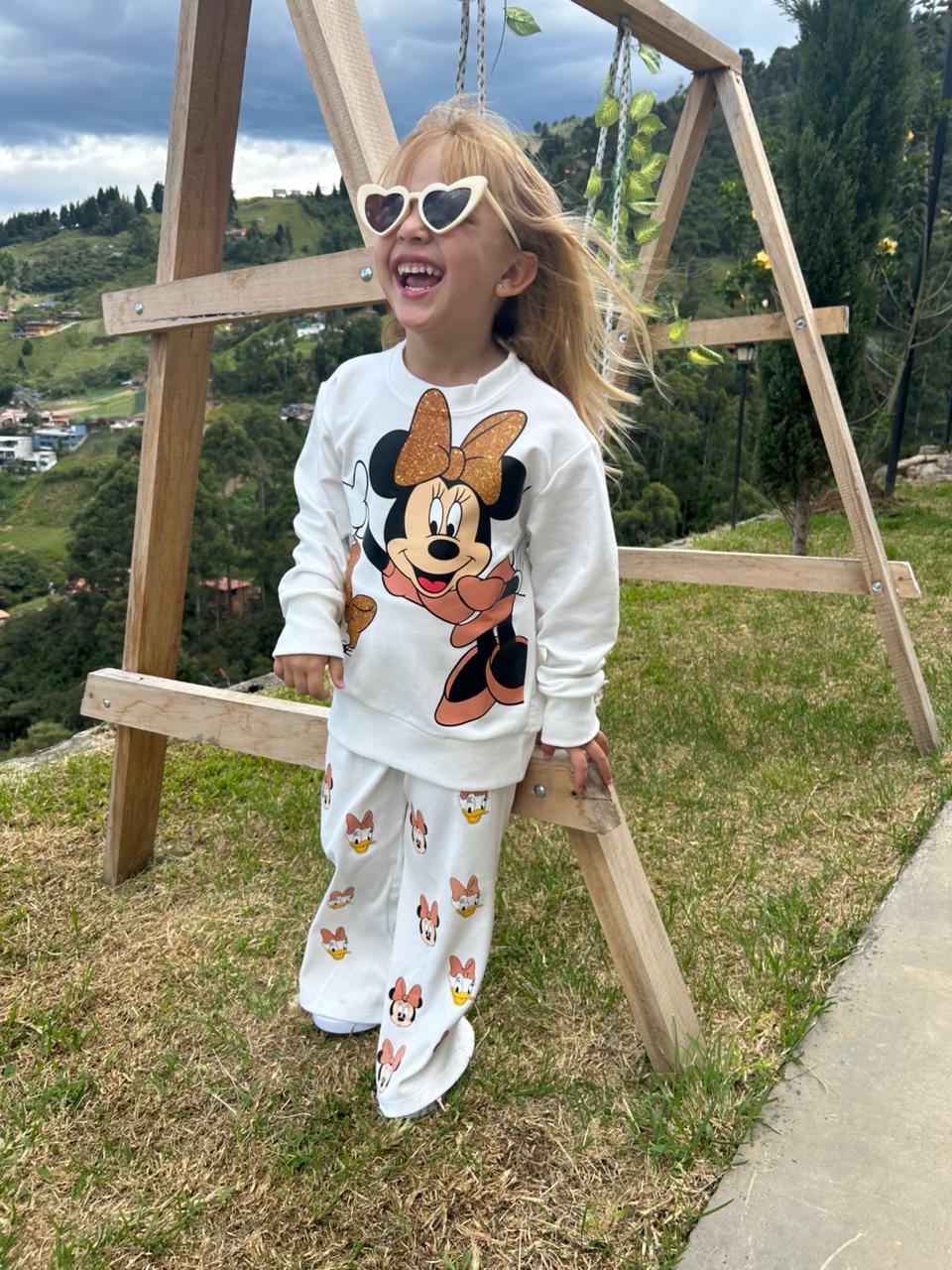 Vístela como sueña, muéstrala como merece: Conjuntos Deportivos Elegantes De Disney para que brille en cada paso.