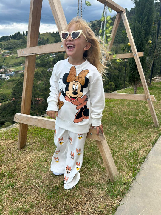 Vístela como sueña, muéstrala como merece: Conjuntos Deportivos Elegantes De Disney para que brille en cada paso.