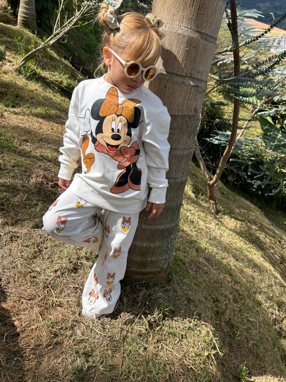 Vístela como sueña, muéstrala como merece: Conjuntos Deportivos Elegantes De Disney para que brille en cada paso.