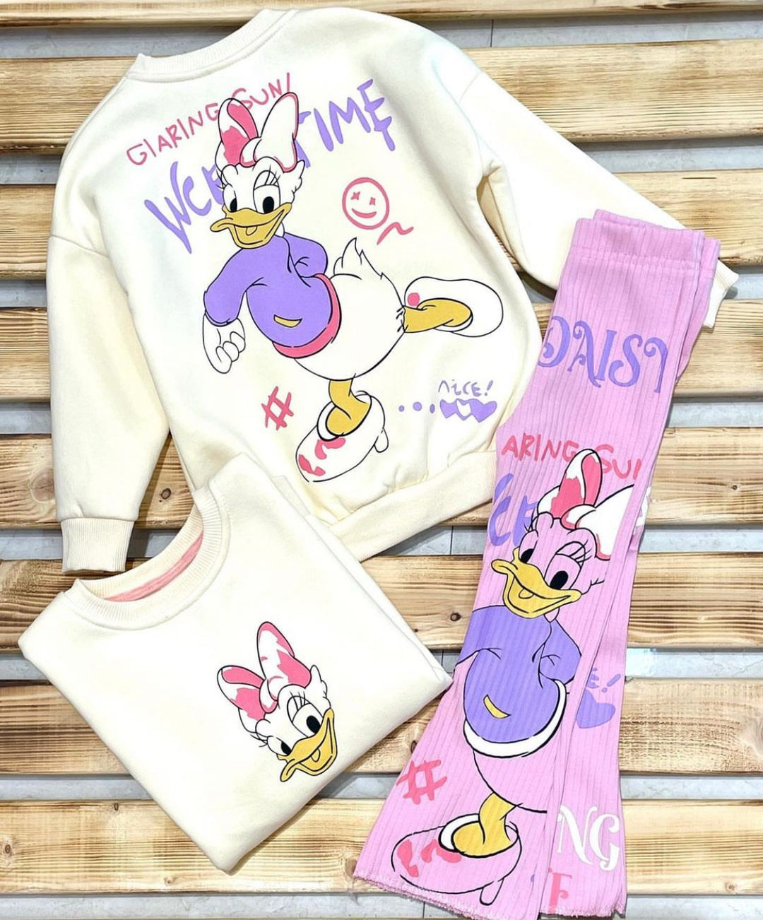 Haz que cada día de tu peque sea mágica con Mickey, Daisy y Kuromi en su outfit. Una vez que los tenga puestos todos notaran cuando llegue.