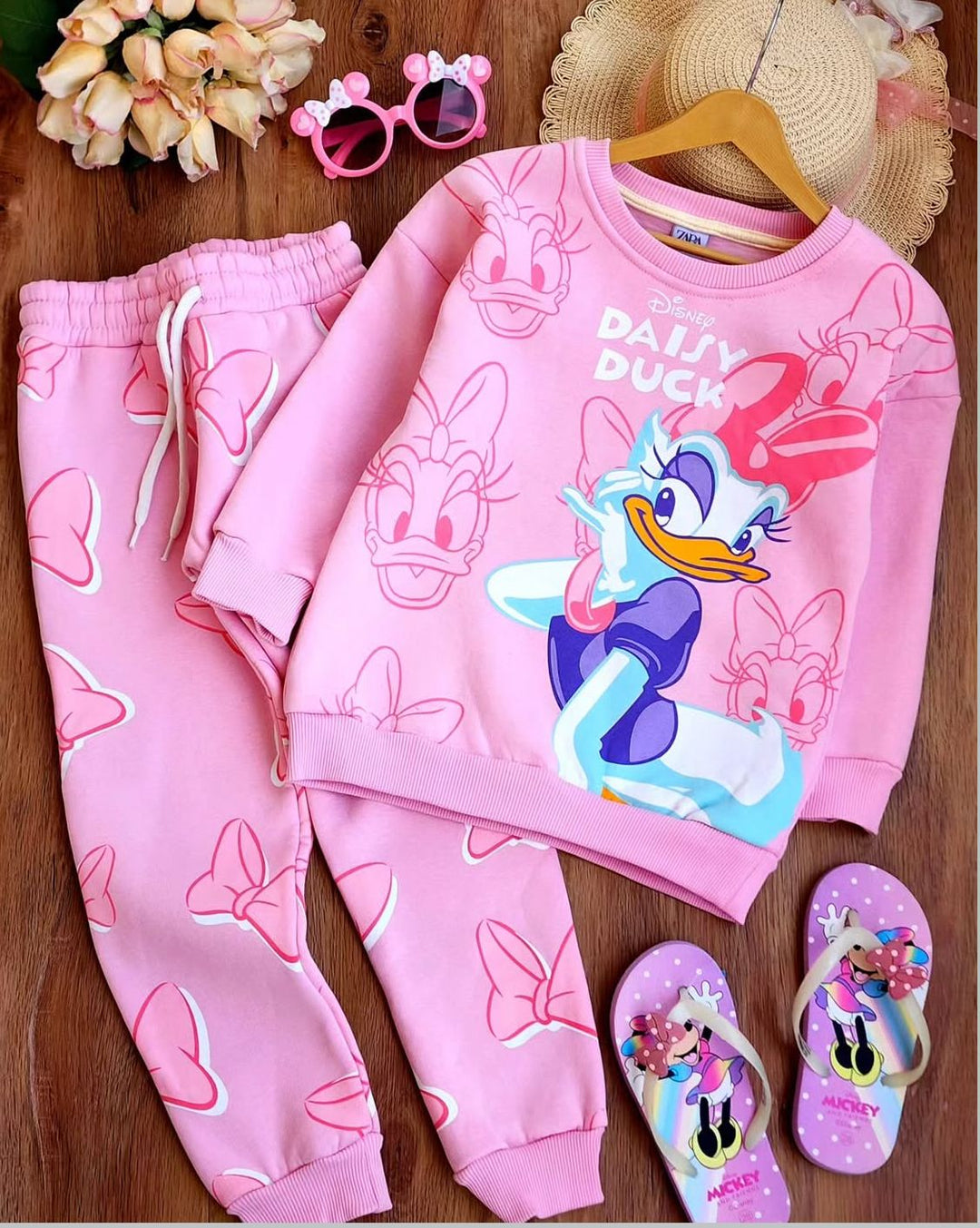 Haz que cada día de tu peque sea mágica con Mickey, Daisy y Kuromi en su outfit. Una vez que los tenga puestos todos notaran cuando llegue.