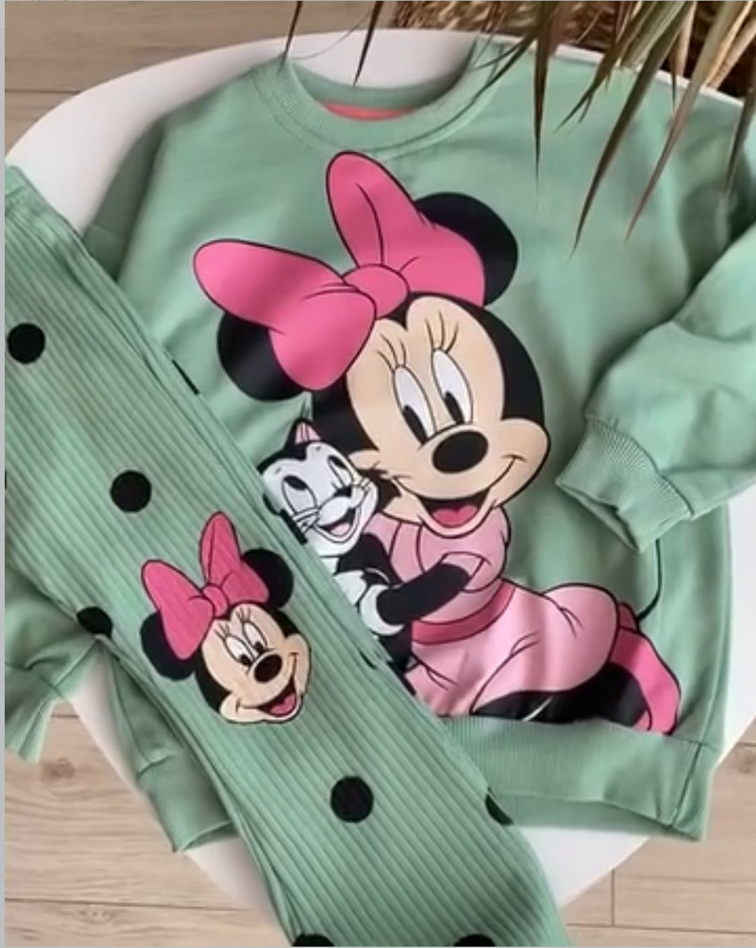 Haz que cada día de tu peque sea mágica con Mickey, Daisy y Kuromi en su outfit. Una vez que los tenga puestos todos notaran cuando llegue.