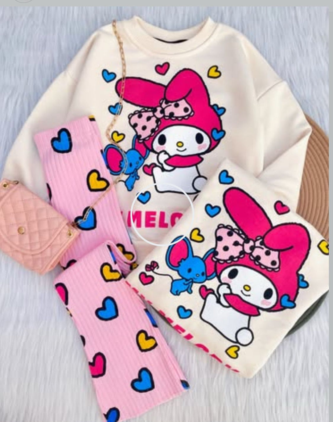 Haz que cada día de tu peque sea mágica con Mickey, Daisy y Kuromi en su outfit. Una vez que los tenga puestos todos notaran cuando llegue.