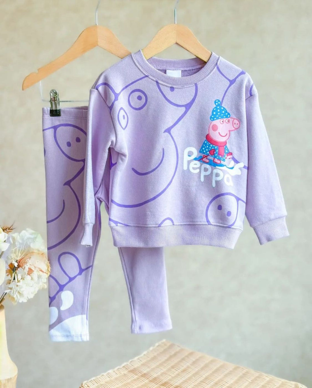 Haz que cada día de tu peque sea mágica con Mickey, Daisy y Kuromi en su outfit. Una vez que los tenga puestos todos notaran cuando llegue.