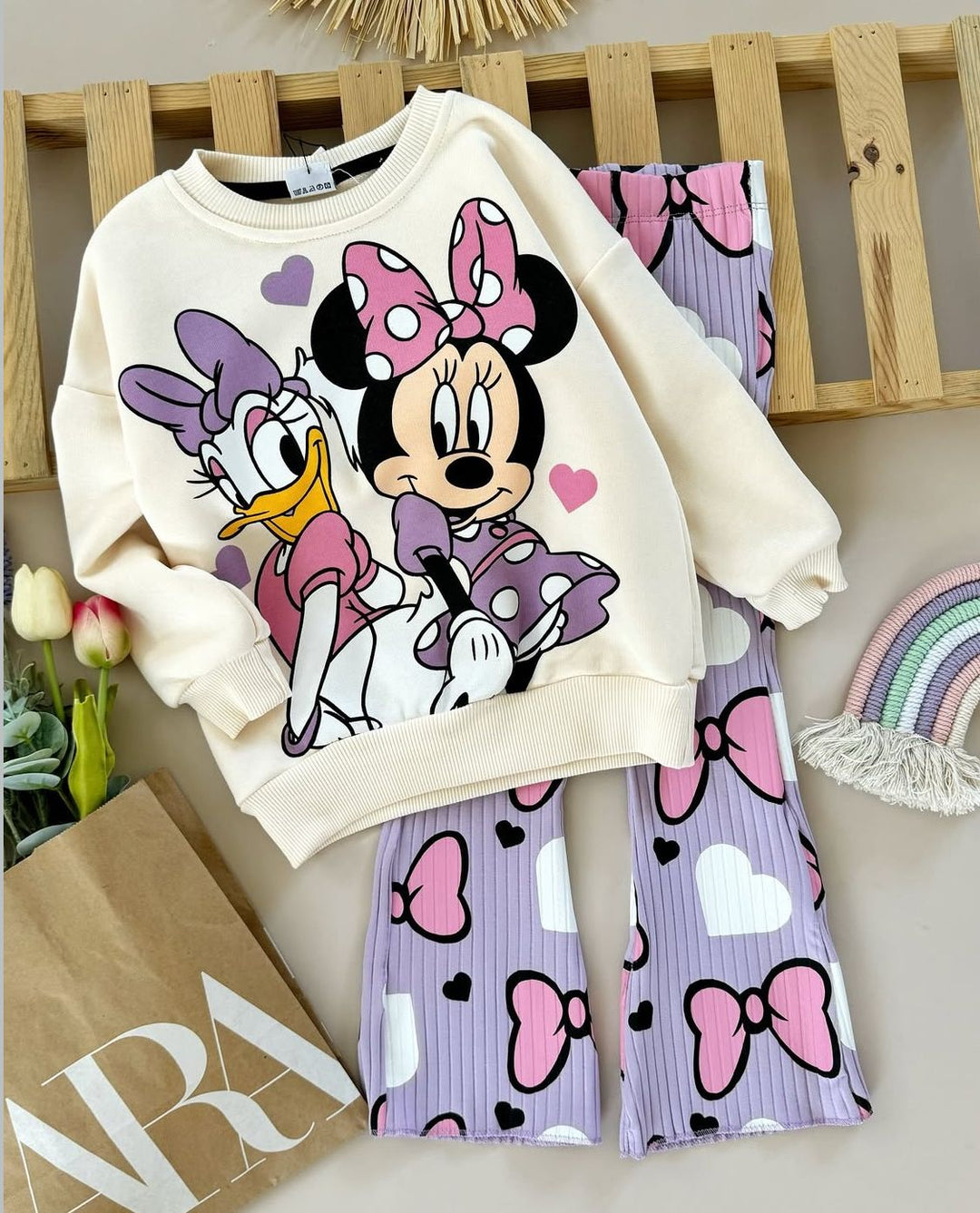 Haz que cada día de tu peque sea mágica con Mickey, Daisy y Kuromi en su outfit. Una vez que los tenga puestos todos notaran cuando llegue.