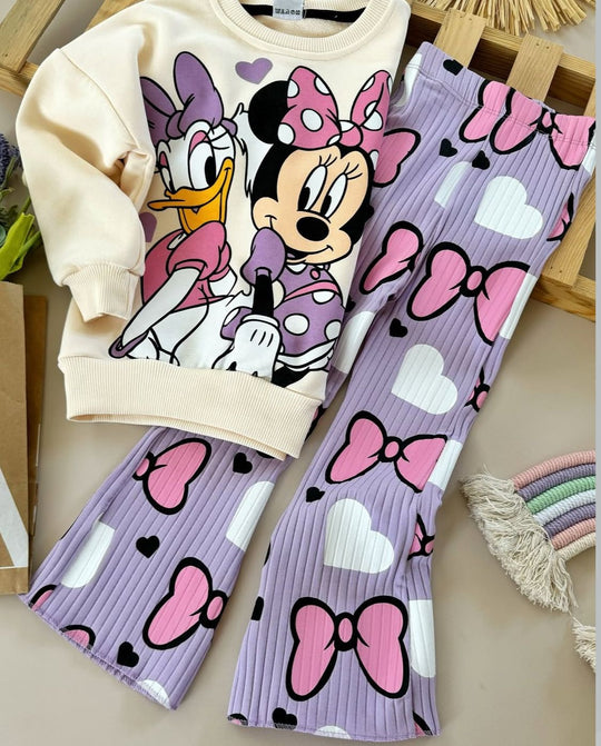 Haz que cada día de tu peque sea mágica con Mickey, Daisy y Kuromi en su outfit. Una vez que los tenga puestos todos notaran cuando llegue.