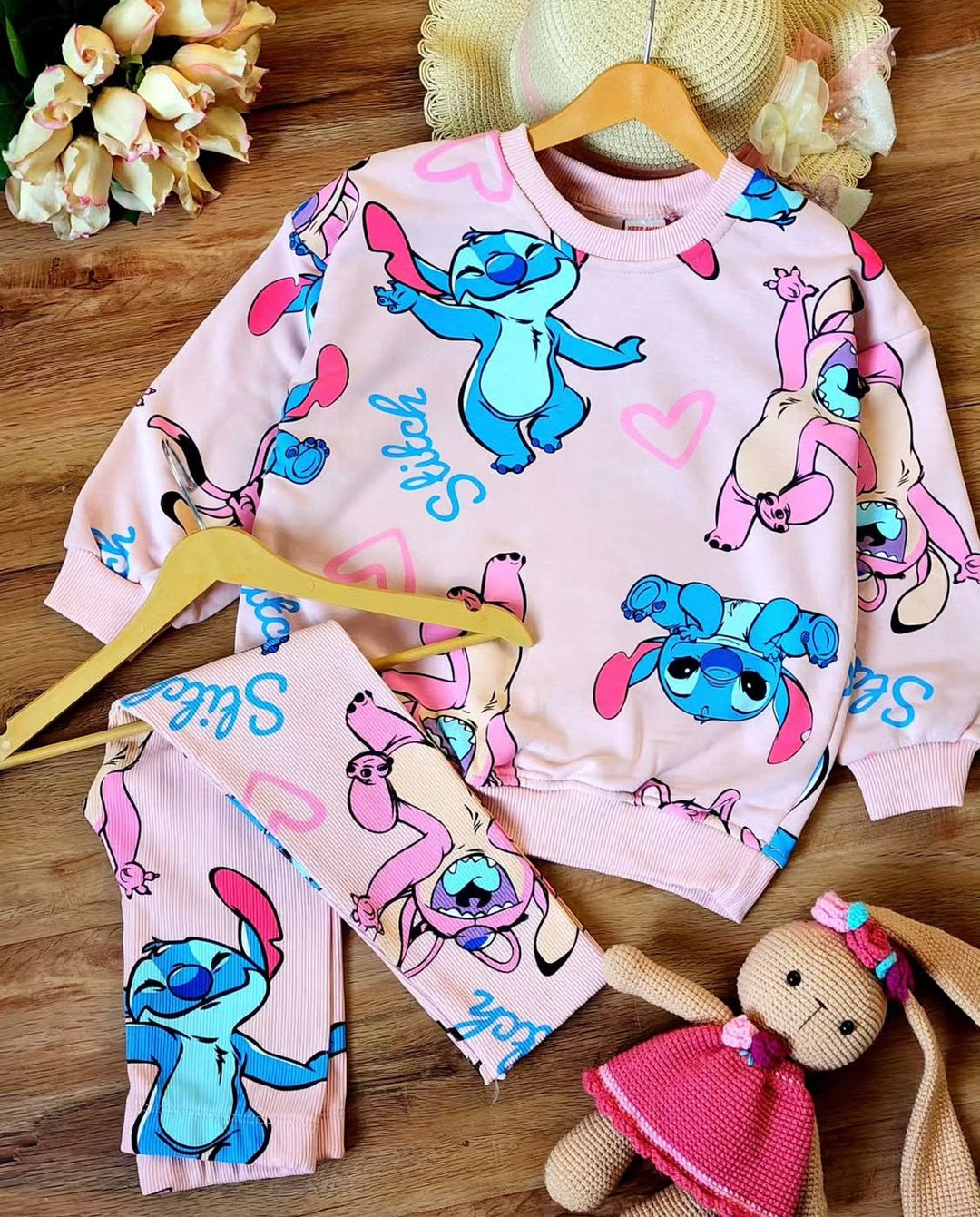 Haz que cada día de tu peque sea mágica con Mickey, Daisy y Kuromi en su outfit. Una vez que los tenga puestos todos notaran cuando llegue.
