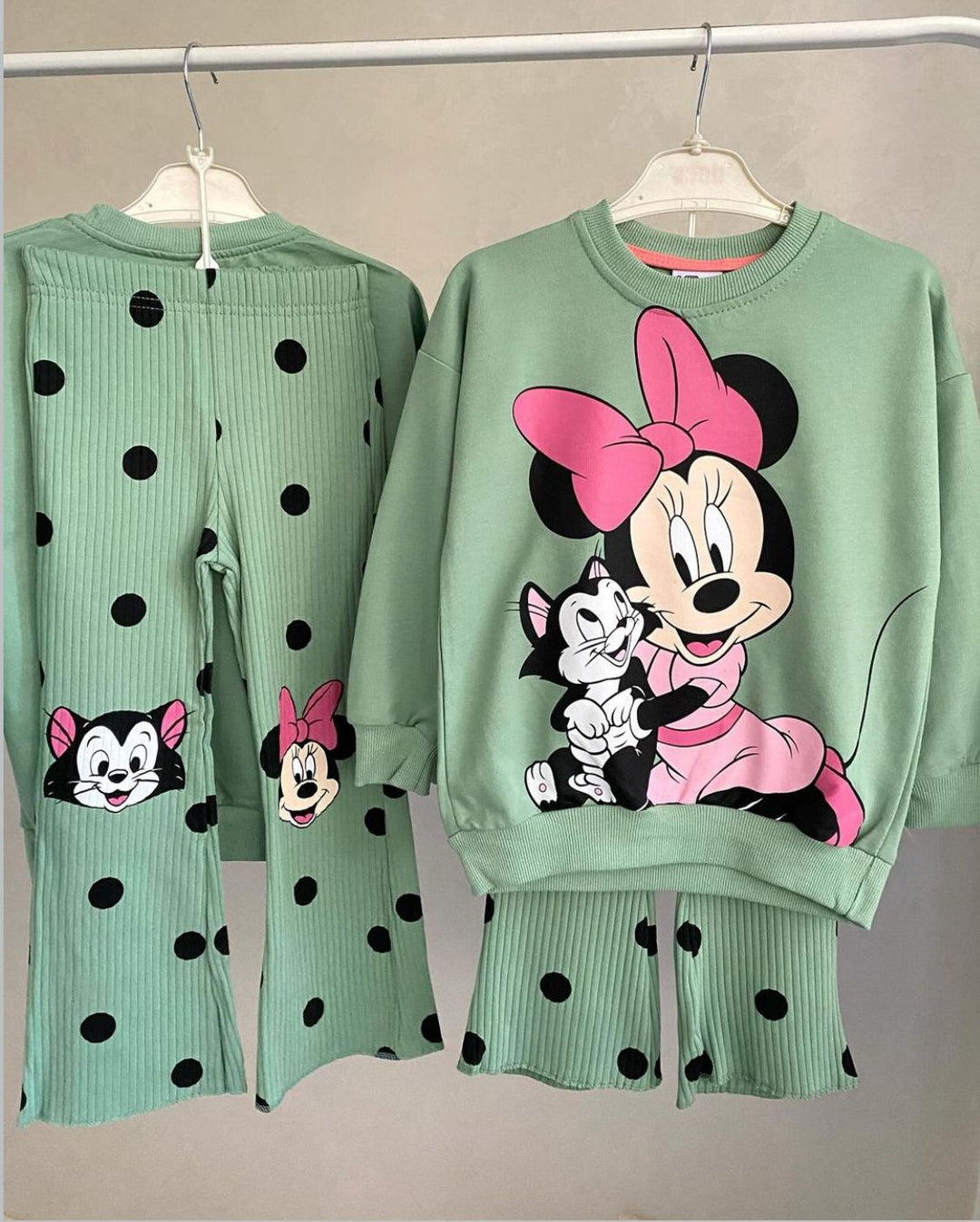 Haz que cada día de tu peque sea mágica con Mickey, Daisy y Kuromi en su outfit. Una vez que los tenga puestos todos notaran cuando llegue.