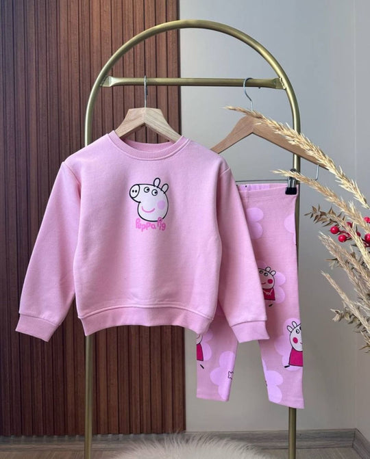Haz que cada día de tu peque sea mágica con Mickey, Daisy y Kuromi en su outfit. Una vez que los tenga puestos todos notaran cuando llegue.