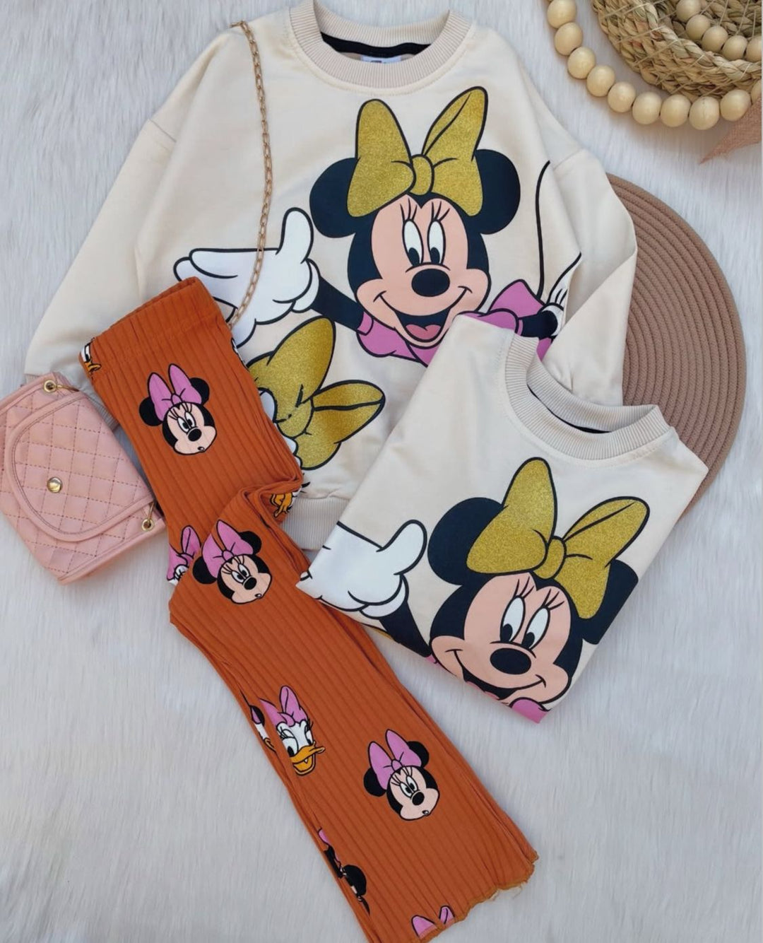 Haz que cada día de tu peque sea mágica con Mickey, Daisy y Kuromi en su outfit. Una vez que los tenga puestos todos notaran cuando llegue.