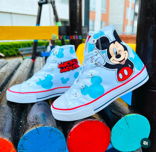 Dale a tu pequeña la exclusividad y estilo que merece con la magia de Mickey en sus pies.