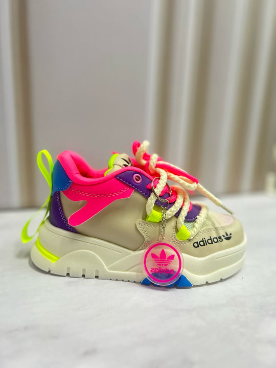 Ilumina su camino y cuida sus pies con los Tenis de luz LED y soporte óptimo para niñas activas. 😍Jamás olvidaras su cara de felicidad y agradecimiento.😍