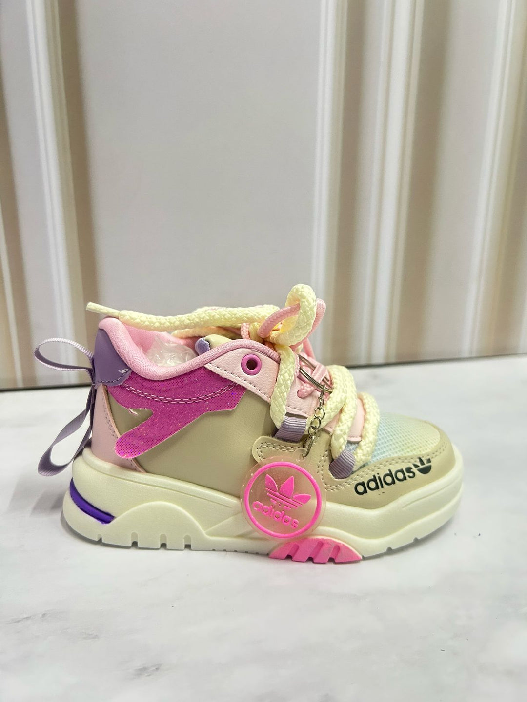 Ilumina su camino y cuida sus pies con los Tenis de luz LED y soporte óptimo para niñas activas. 😍Jamás olvidaras su cara de felicidad y agradecimiento.😍