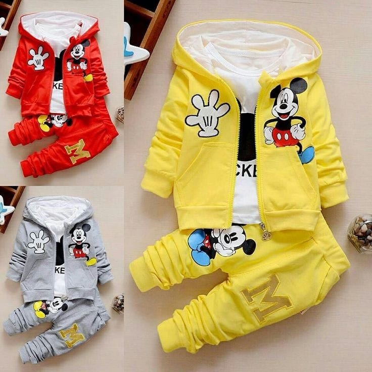 Haz que tu hijo se robe todas las miradas y se llene de estilo, comodidad y magia de Disney con nuestro conjunto de 3 piezas en algodón perchado.
