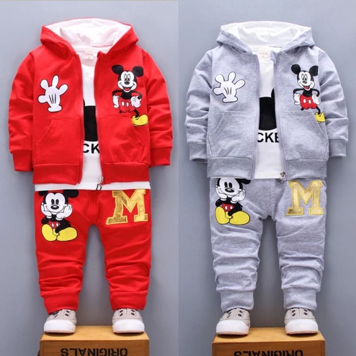Haz que tu hijo se robe todas las miradas y se llene de estilo, comodidad y magia de Disney con nuestro conjunto de 3 piezas en algodón perchado.